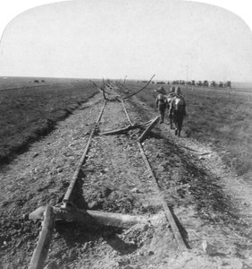 Les ingénieurs royaux réparant une voie ferrée détruite par les Boers, Kroonstad, Afrique du Sud, 1900 - Underwood and Underwood