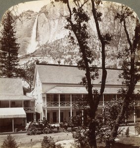 Hôtel Sentinel, regardant vers le nord à travers la vallée vers les chutes de Yosemite, Californie, USA - Underwood and Underwood