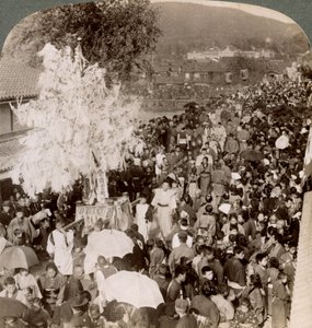 Procession shinto transportant des objets sacrés sur un pont vers le Musée Impérial, Kyoto, Japon, 1904