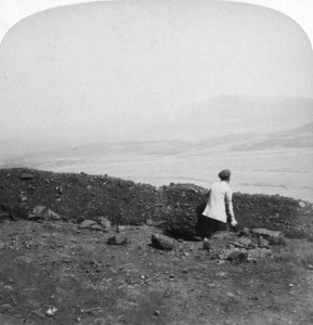 Spion Kop, depuis une tranchée boer sur Krantz Kloot, Afrique du Sud - Underwood and Underwood