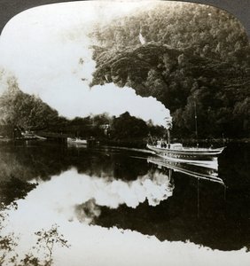 Yacht à vapeur sur le Loch Katrine, Écosse - Underwood and Underwood