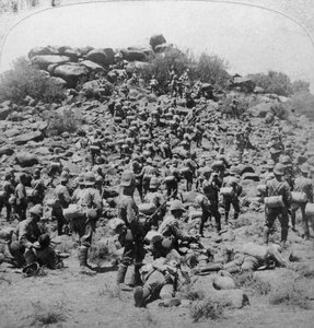 Assaut du kopje boer par les Suffolks à Colesberg, Afrique du Sud, Guerre des Boers, 1900 - Underwood and Underwood