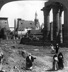 La mosquée musulmane dans la cour du temple de Louxor, Thèbes, Égypte, 1905