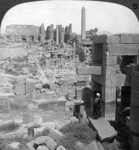 La longueur totale du gigantesque temple de Karnak, Thèbes, Égypte, 1905 - Underwood and Underwood