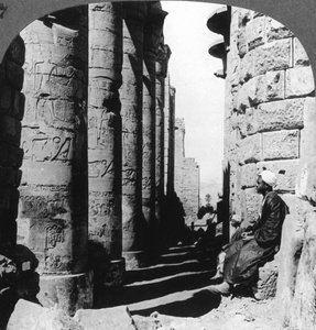 La célèbre colonnade du grand temple de Karnak, Thèbes, Égypte, 1905 - Underwood and Underwood