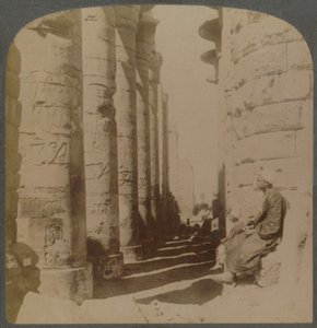 La célèbre colonnade de la grande salle hypostyle du temple de Karnak, Thèbes, Égypte, 1897 - Underwood and Underwood