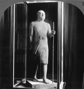 La célèbre statue en bois appelée le Shekh-el-Beled, Le Caire, Égypte - Underwood and Underwood