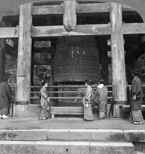 La grande cloche du temple Chion-in, Kyoto, Japon, 1904 - Underwood and Underwood