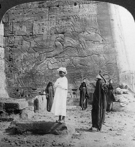 La chasse au taureau sauvage, sculptée sur un mur de temple à Medinet Habu, Thèbes, Égypte, 1905 - Underwood and Underwood