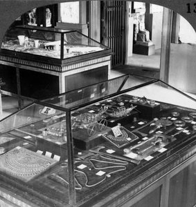 Les magnifiques bijoux de la reine Ahhotep vers 1560 av. J.-C.-1530 av. J.-C., Musée du Caire, Égypte, 1905 - Underwood and Underwood