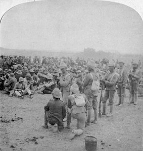 Les prisonniers boers surpuissants se reposant sur la route de Paardeberg à Modder River, 1900 - Underwood and Underwood
