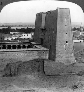 Le pylône et la cour du temple d