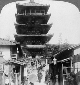 Le côté ouest de la pagode Yasaka à cinq étages, Kyoto, Japon, 1904 - Underwood and Underwood