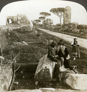 Tombes et enfants en costume traditionnel, Voie Appienne, Rome, Italie - Underwood and Underwood