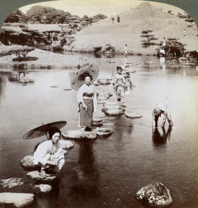 Femmes traversant le lac sur des pierres, jardin Suizen-ji, Kumamoto, Japon, 1904 - Underwood and Underwood