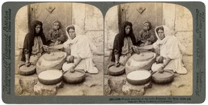 Femmes moulant au moulin, Palestine, 1900 - Underwood and Underwood