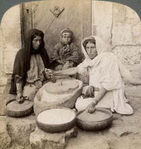 Femmes moulant au moulin, Palestine, 1900 - Underwood and Underwood