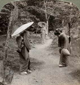 Femmes dans le jardin du temple Kinkaku-ji, Kyoto, Japon, 1904 - Underwood and Underwood