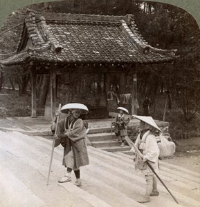 Femmes pèlerines sur les marches d