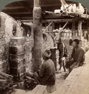 Ouvriers regardant des fours pleins de porcelaine Awata, travaux de Kinkosan, Kyoto, Japon, 1904 - Underwood and Underwood