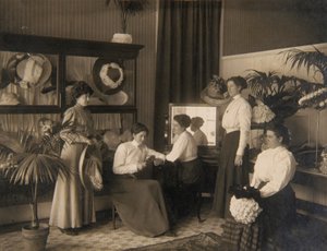 Cinq femmes dans une boutique de chapellerie - Unidentified