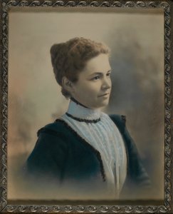 Jeune femme portant une chemise en dentelle blanche - Unidentified