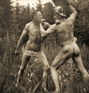Pose de combat avec un casque romain, c.1910 - Unknown