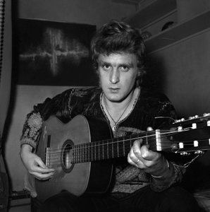 Le chanteur français Christophe (Daniel Bevilacqua) peignant une toile chez lui, 18 novembre 1969