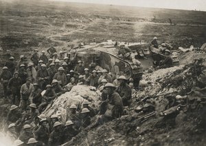 Photographie officielle prise sur le front occidental ?D 1641. Un de nos chars à Flers.?, 1916 - Unknown