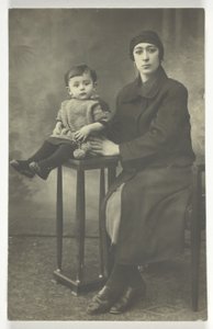 Carte postale sans titre (Femme avec garçon sur un stand) - Unknown