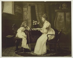 Femme et enfant jouant aux dominos à table