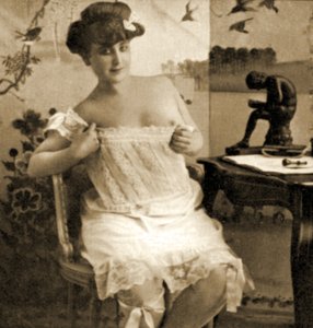 Jeune femme exhibant une chemise en dentelle, c.1900 - Unknown