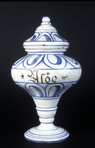 Albarelle : vase de pharmacie du 16ème siècle contenant de l