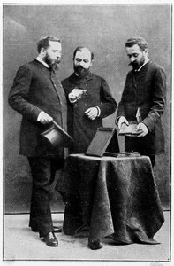 Alphonse Bertillon montrant des clichés anthropométriques à deux des préfets de police sous lesquels il était placé, 25/03/1888