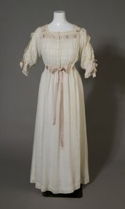 Chemise de nuit de Bertha Palmer, vers 1880 (vue de face), coton blanc, dentelle, broderie et ruban de soie. - Unknown artist