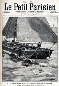 Traversée de la Manche en vélocipède : un bateau de pêche recueille Georges Pinkert en mer qui avait parié de traverser la Manche avec le vélocipède aquatique qu