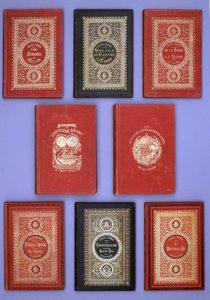 Différentes couvertures des livres de Jules Verne publiés dans les éditions Hetzel. Collection de la bibliothèque Verne. Paris