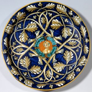 Assiette en faïence avec un buste féminin - Unknown artist