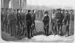 Janvier 1873 : Adolphe Thiers (1797-1877), homme politique français, président de la République accompagné du ministre de la Guerre et du général Hartung visite l