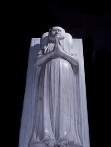 Gisant de la nonne Blanche de France (1313-1358). Sculpture du tombeau réalisée en 1393. Basilique de Saint-Denis. Saint-Denis