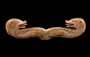 Art oriental : tau de houlette avec têtes d