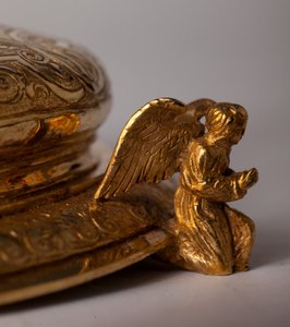 Croix reliquaire. Métallerie avec bijoux. Origine abbaye (Saint-Amand Tournai, ex-Elnone. 16ème siècle) (détail)
