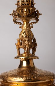 Croix reliquaire. Métallerie avec bijoux. Abbaye d