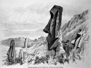 Statues placées sur la pente du volcan de Ronoraraka sur l
