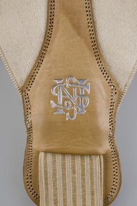 Bretelles, vers 1880 (vue détaillée), satin blanc brodé, cuir, argent, fabricant inconnu - Unknown artist
