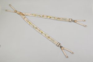 Bretelles, c.1880, satin blanc brodé, cuir, argent, fabricant inconnu