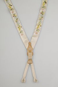 Bretelles, vers 1880, satin blanc brodé, cuir, argent, fabricant inconnu