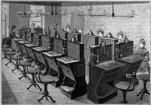 Téléphonie en Suède : salle du central téléphonique à Stockholm. Gravure dans "La Nature : revue des sciences et de leurs applications aux arts et à l