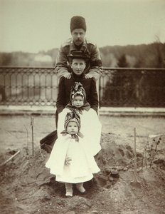 La famille du duc Fyodor Uvarov dans le domaine de campagne Porechye. Photo albuminée - Unknown artist