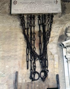Les chaînes qui fermaient le port de Pise. Elles ont été prises par les Génois lors de la victoire de Meloria contre la Corse en 1284 puis données à Florence et rendues à la ville de Pise en 1858. Camposanto de Pise